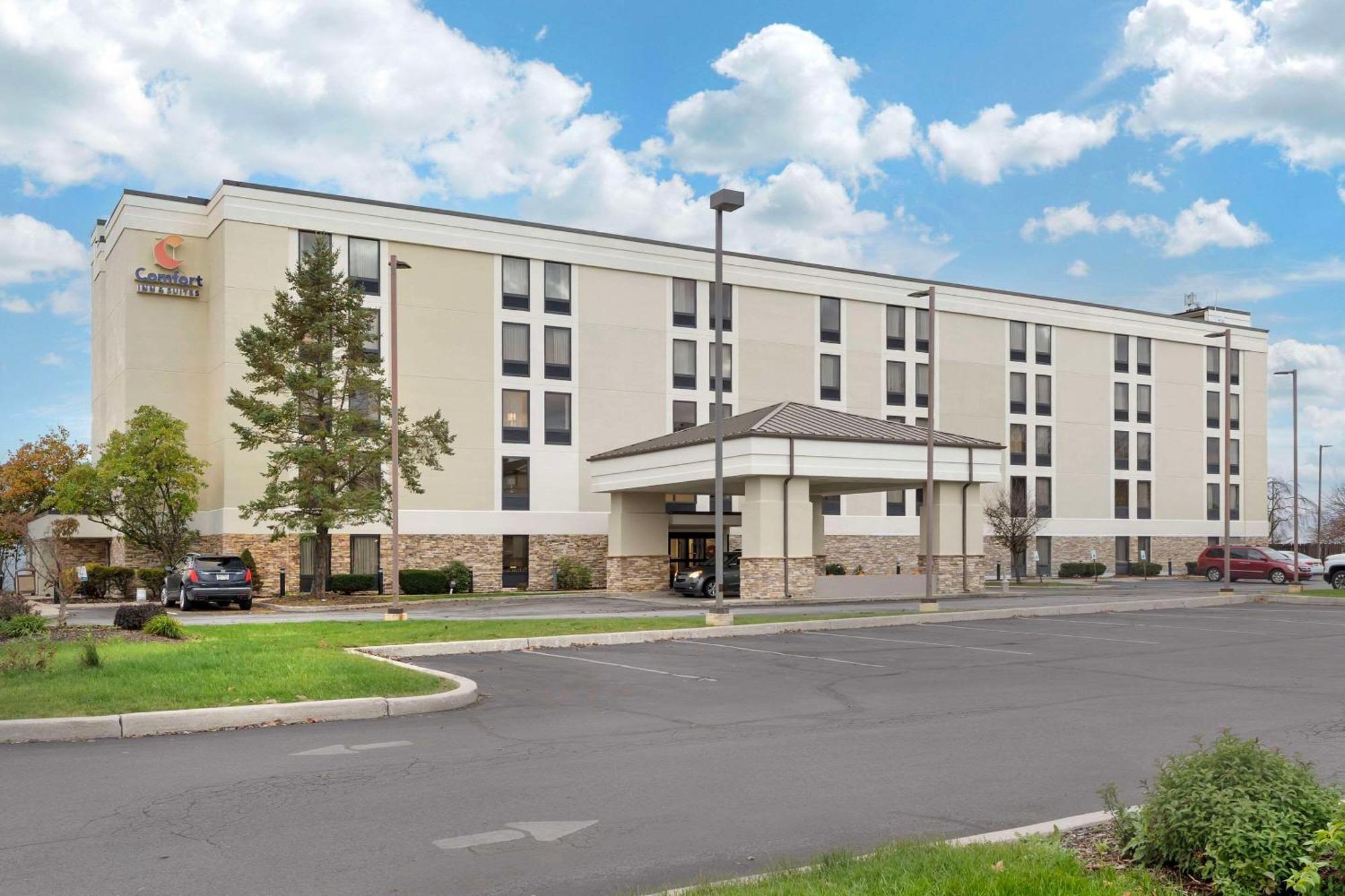 Comfort Inn & Suites Geistown Exterior photo